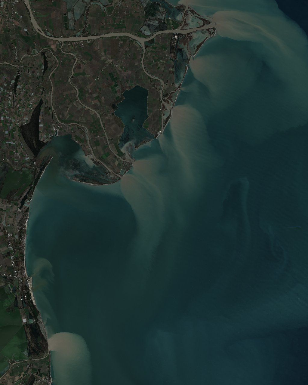 Sentinel-2 Satellitenaufnahme: Po-Delta, Adriatische Küste mit Sedimentfahnen